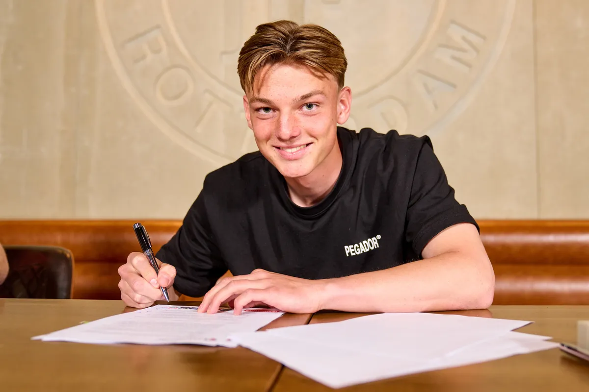 Guus Baars zet handtekening onder nieuw contract