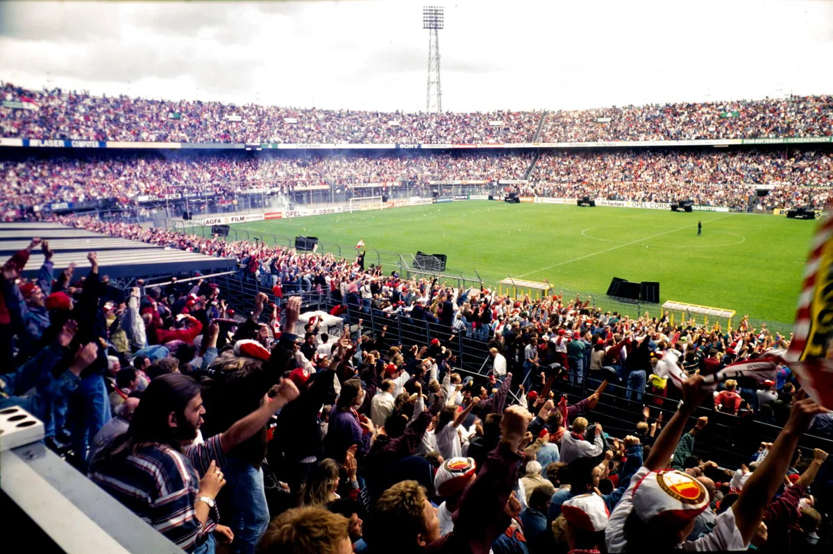 Feyenoord onderzoekt mogelijkheid voor grote schermen in De Kuip
