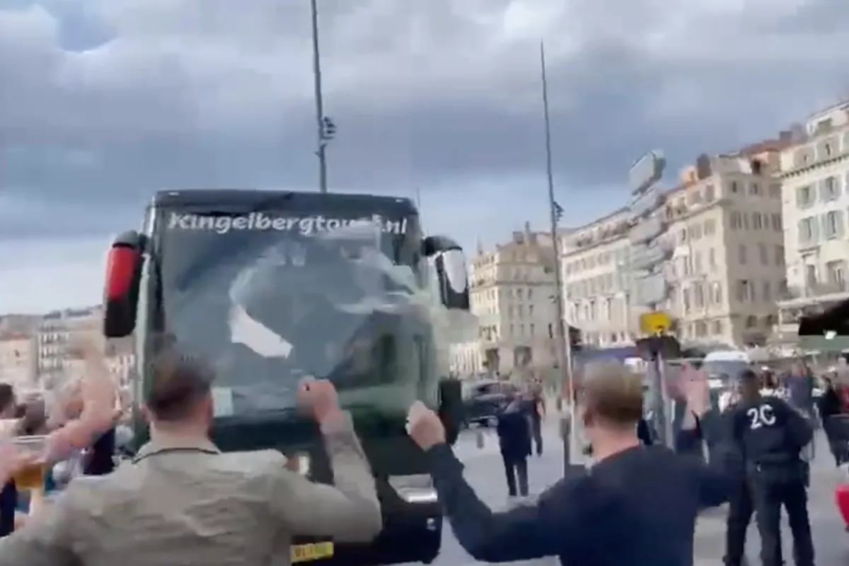 Supporters verwelkomen spelersbus Feyenoord bij Vélodrome