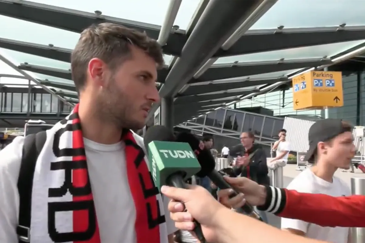 Giménez geland op Schiphol; rugnummer 29 ligt klaar