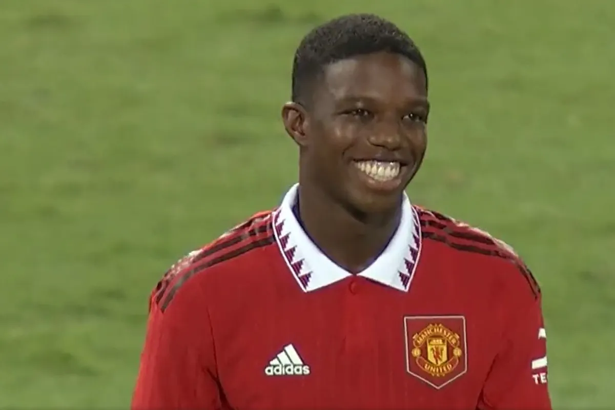 Malacia maakt officieus United-debuut bij ruime oefenzege op Liverpool