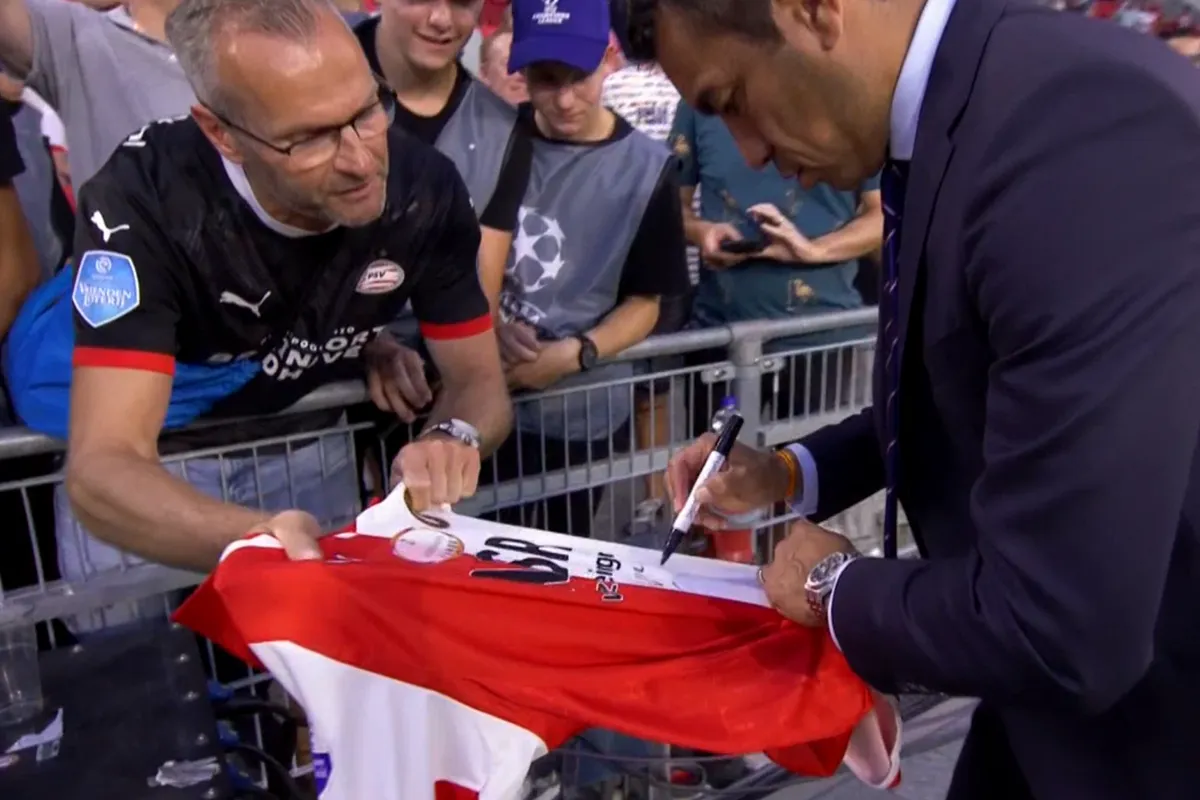 Van Bronckhorst signeert Feyenoordshirt van PSV-supporter