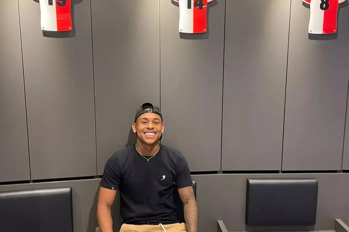 Paixão poseert vol trots in kleedkamer Feyenoord