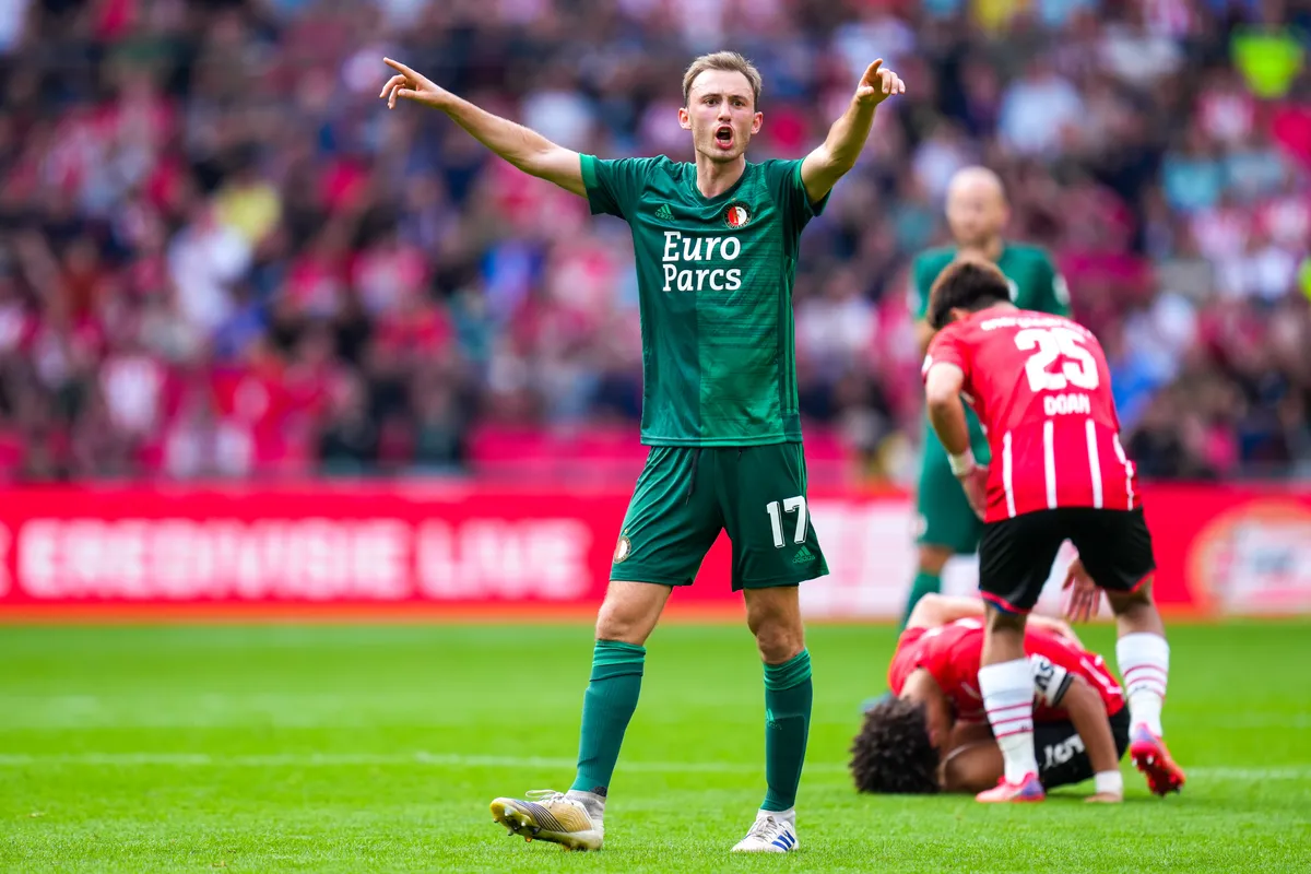 Aursnes ziet Benfica vanaf de tribune CL-voetbal veiligstellen