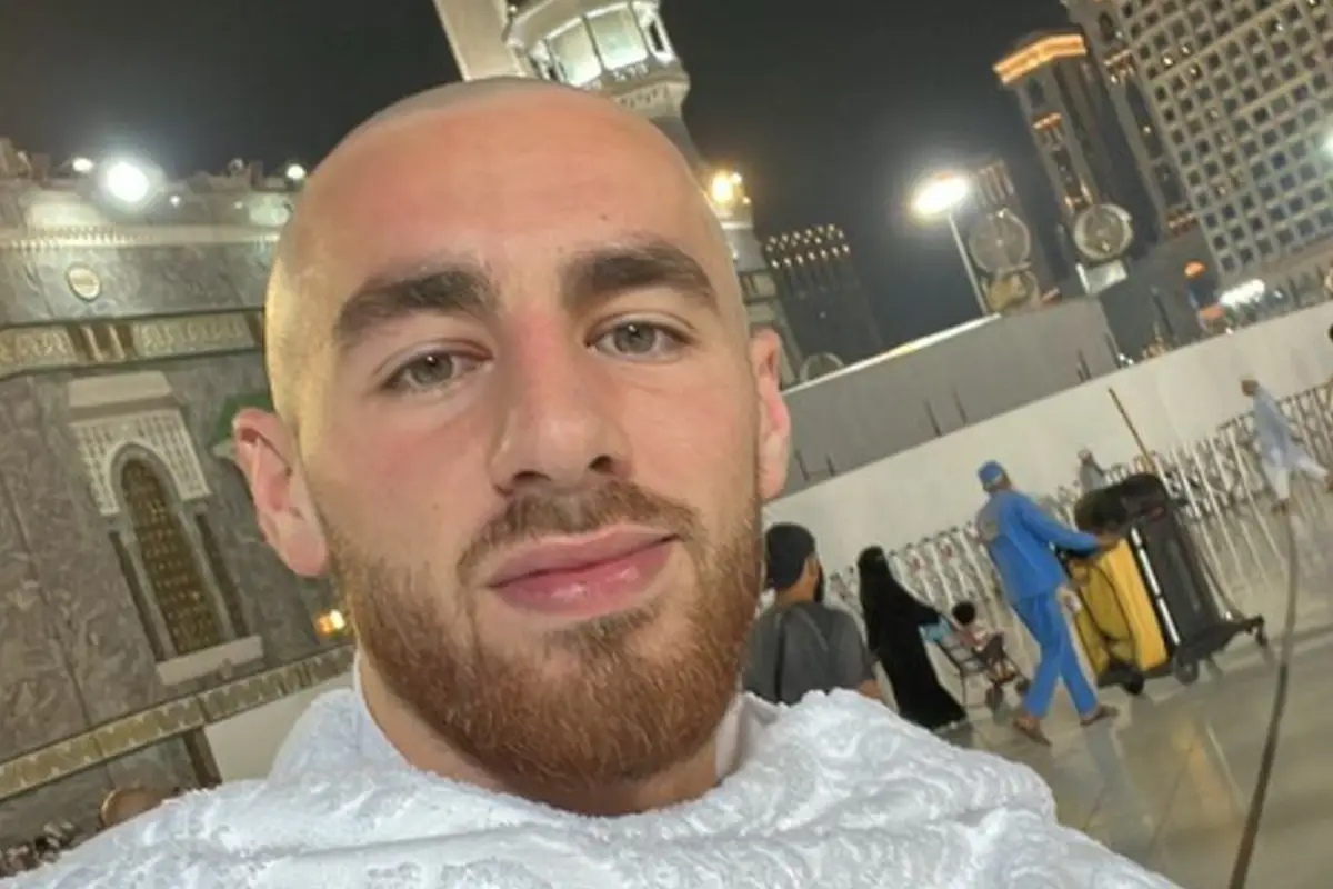 Orkun Kokcü viert vakantie met nieuwe look