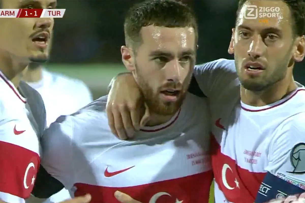 VIDEO: Kökcü trefzeker bij overwinning Turkije
