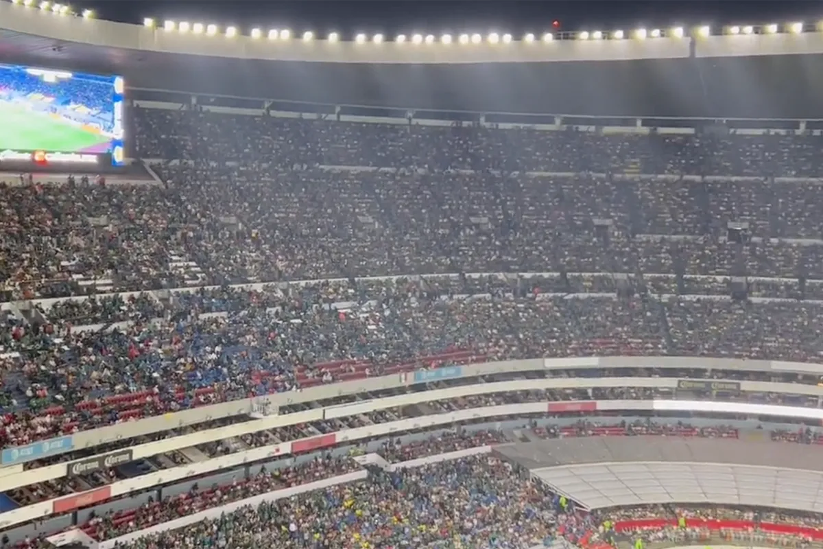 Supporters Mexico teleurgesteld en scanderen naam Gimenez