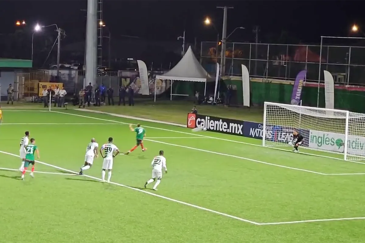 Gimenez mist strafschop bij winnend Mexico