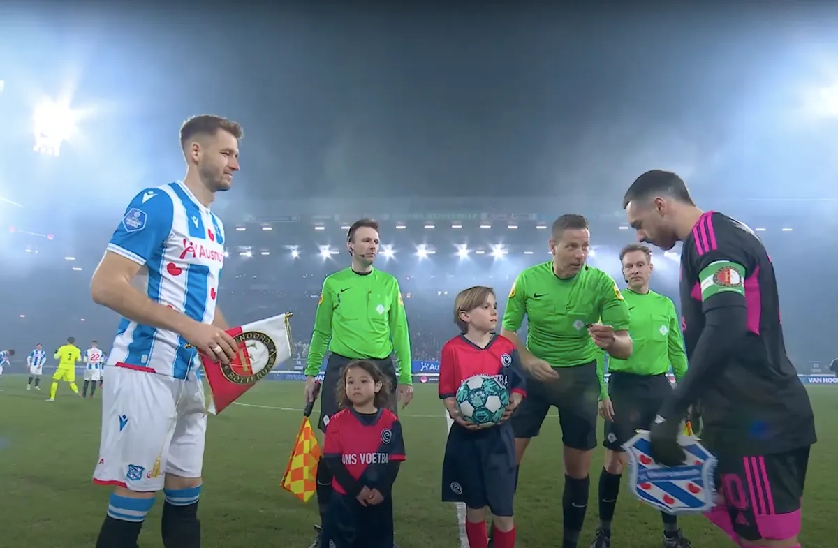 VIDEO: Kijk en luister mee met de arbitrage tijdens Heerenveen-uit