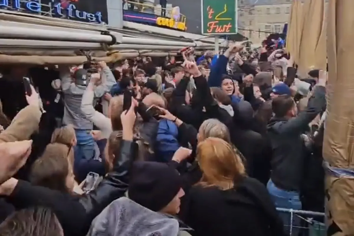 Supporters vieren feest op Stadhuisplein