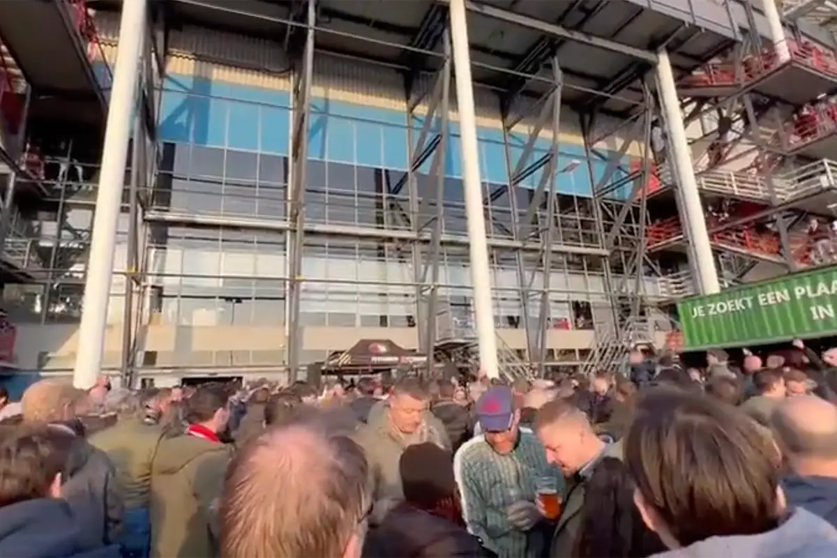 CIDI-directeur woedend en doet aangifte tegen 'artiest' bij De Kuip