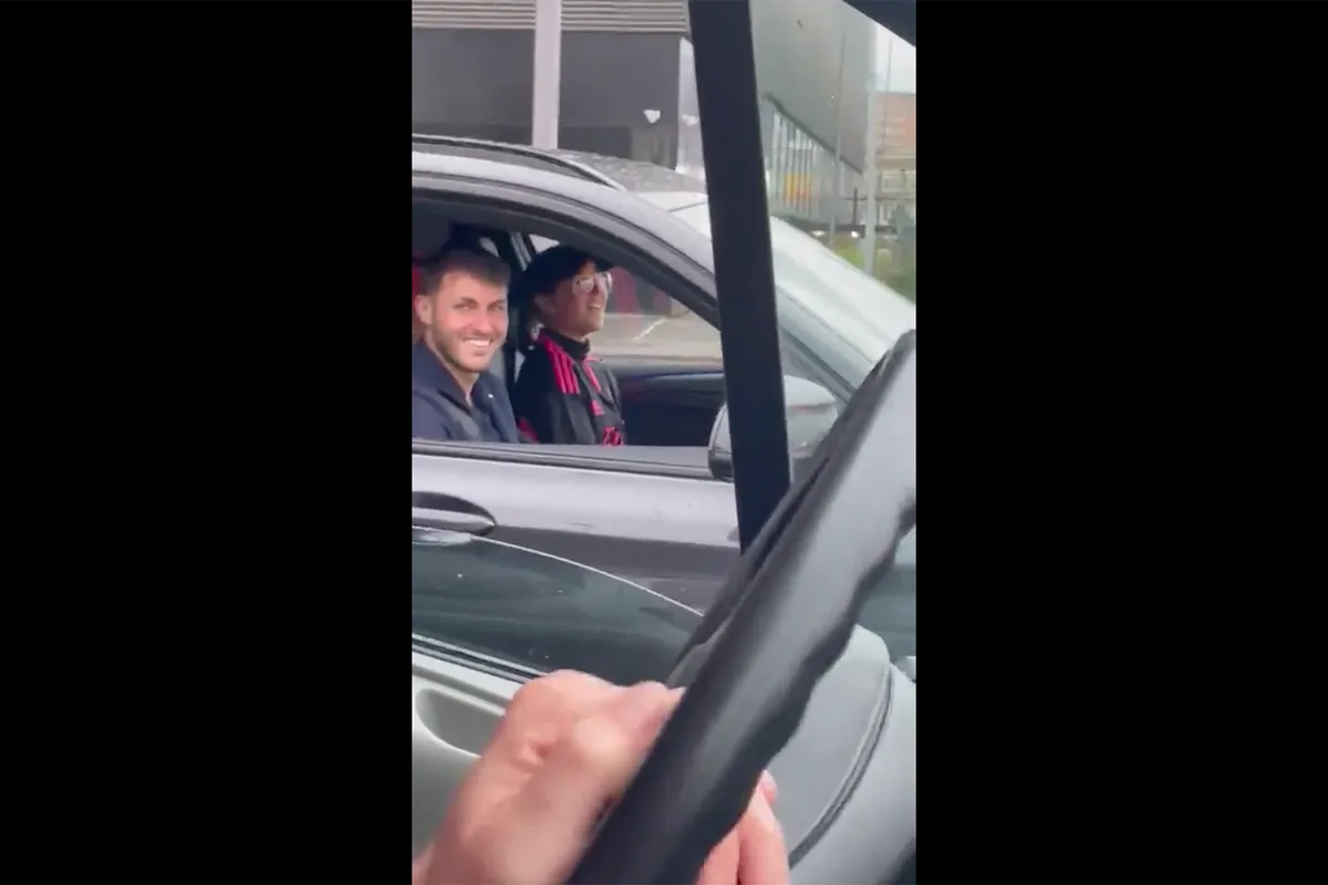 VIDEO: Gimenez toegezongen bij het stoplicht door supporters