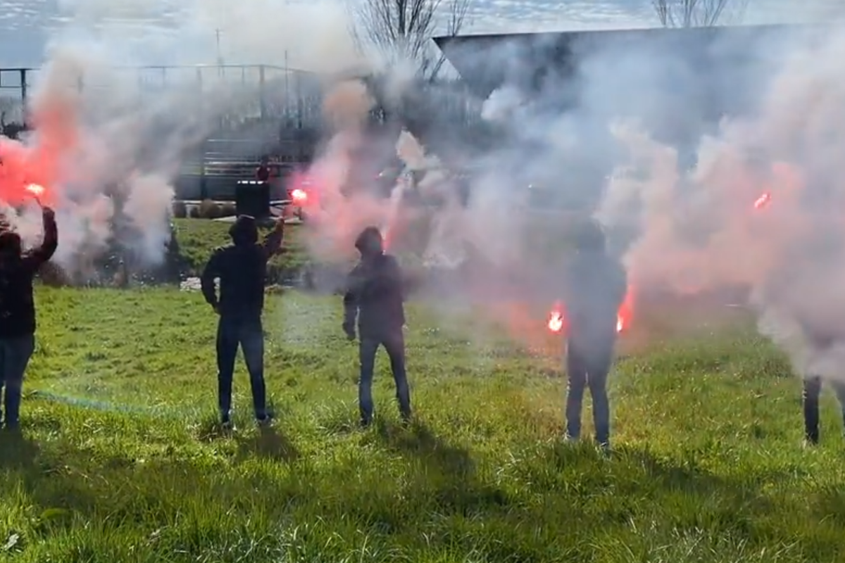 Vijf supporters steunen Feyenoord tijdens besloten training