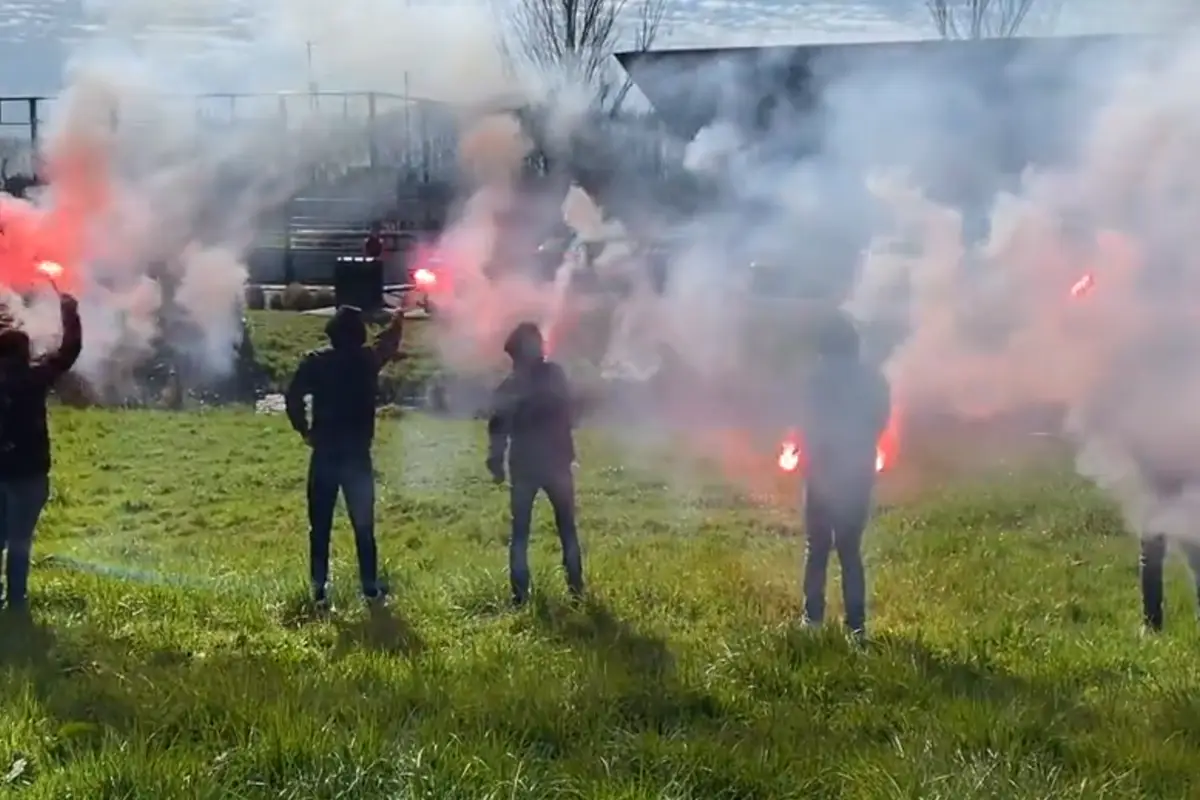 Vijf supporters steunen Feyenoord tijdens besloten training