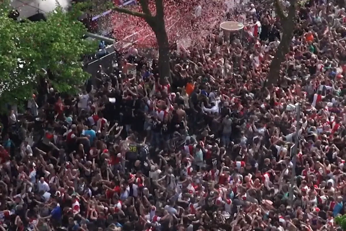 VIDEO: Stadhuisplein gaat uit zijn dak na twee vroege goals