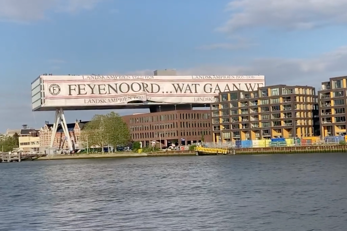 'Grootste Feyenoord spandoek ooit' zichtbaar in Rotterdam