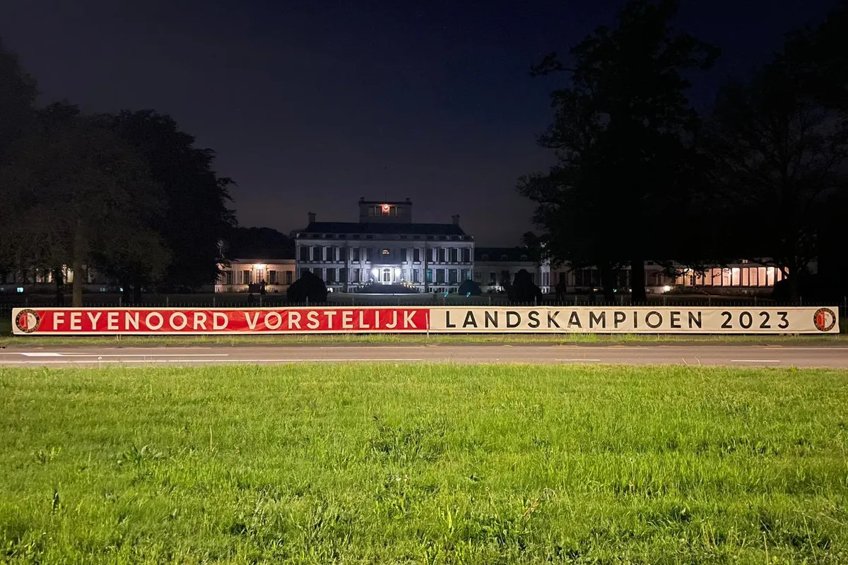 Feyenoord-supporters hangen spandoek aan hek Paleis Soestdijk