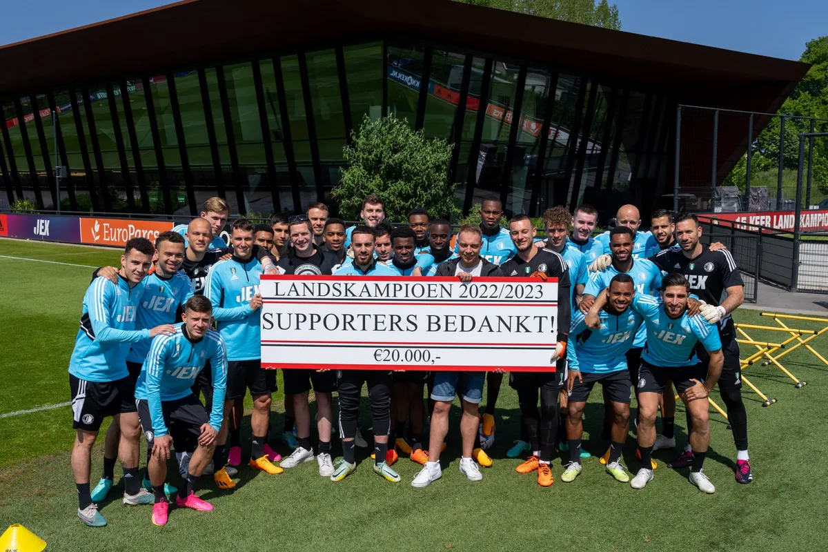 Feyenoord-selectie steunt sfeerteam met donatiebedrag
