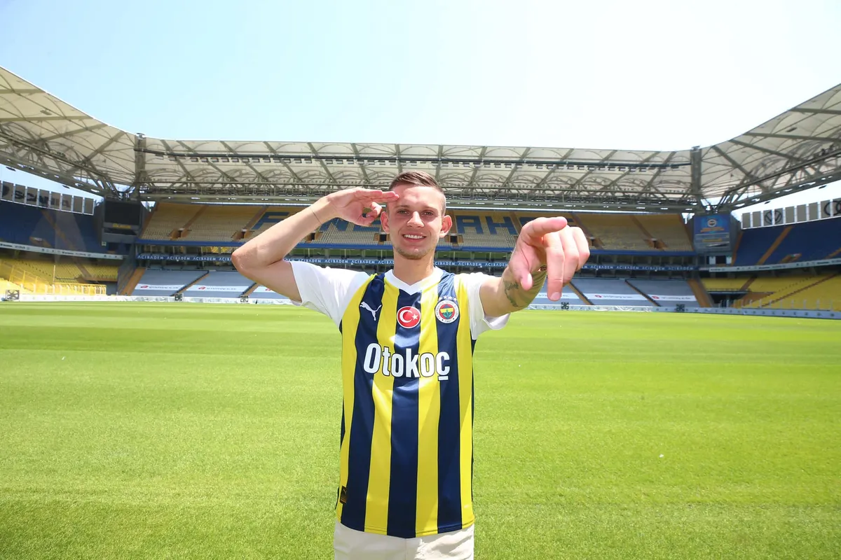 Officieel: Fenerbahce SK presenteert Szymański