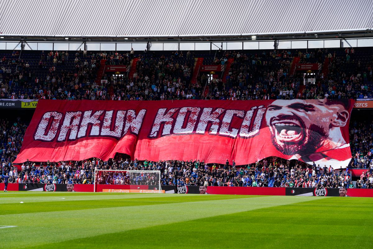 Supporters tonen prachtig spandoek voor Kökcü