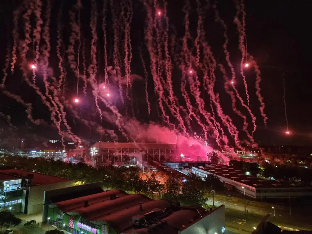 Feyenoorders vieren 115-jarige bestaan met vuurwerk bij De Kuip