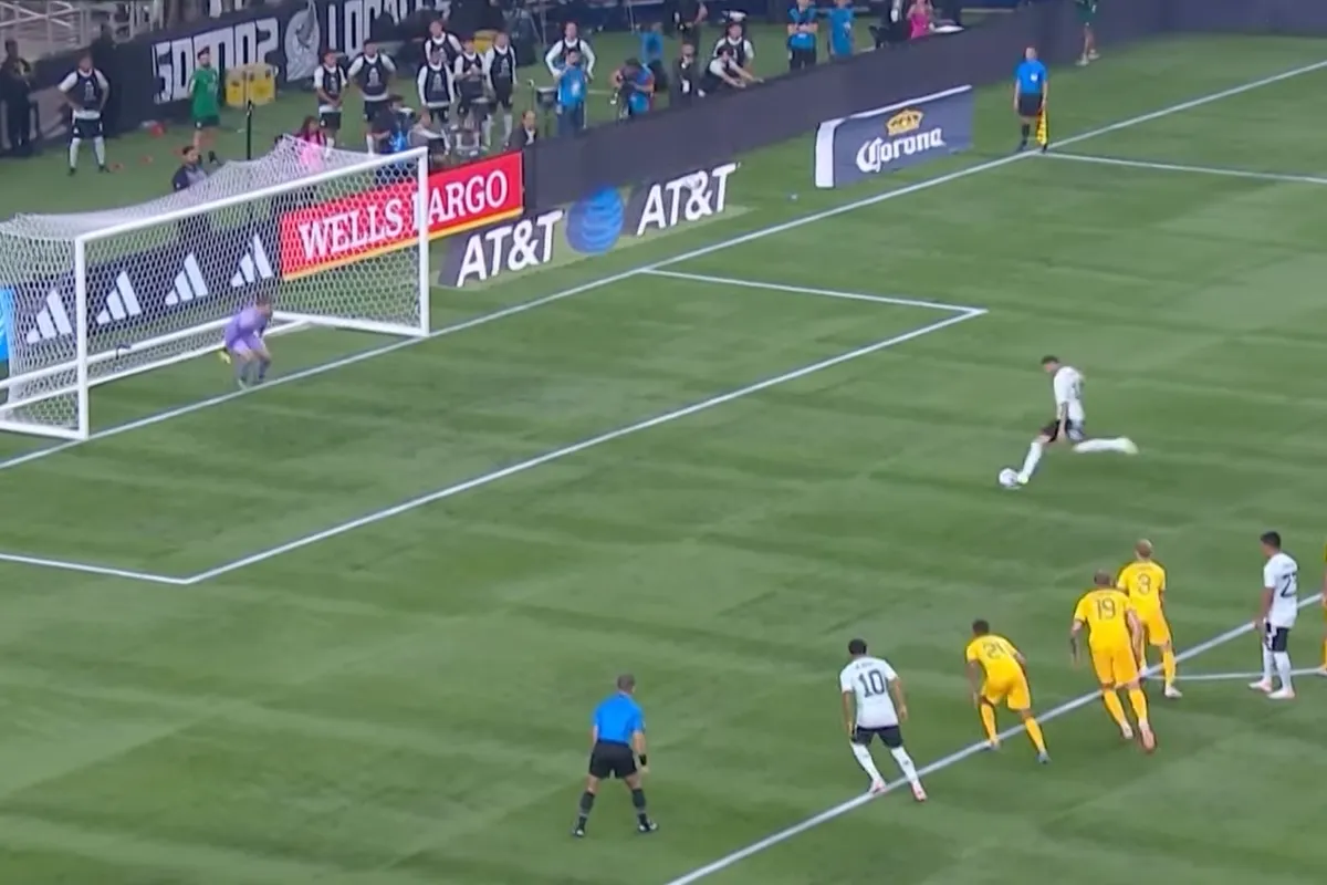 Gimenez mist penalty tijdens oefenduel Mexico