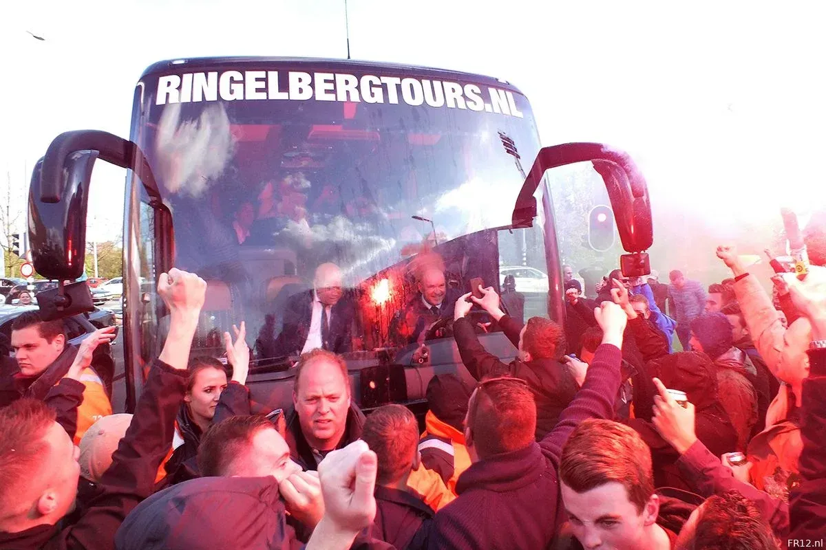 Feyenoord-chauffeur: ''Vlak voor aankomst vloog er een steen tegen de zijruit''