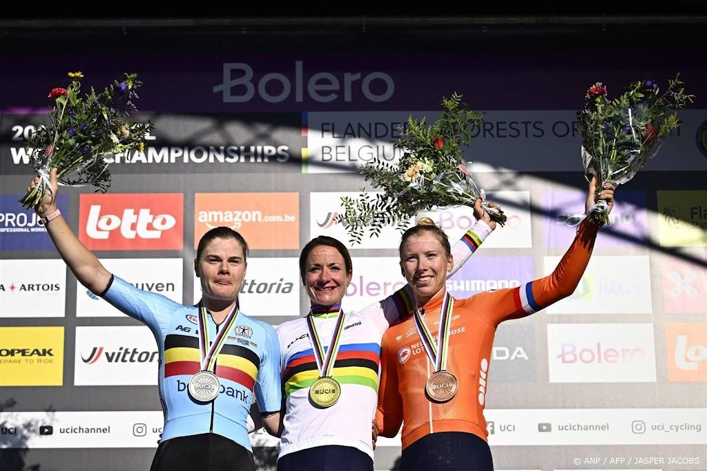 Wielrenster Vos wint als eerste Nederlandse WK gravel 