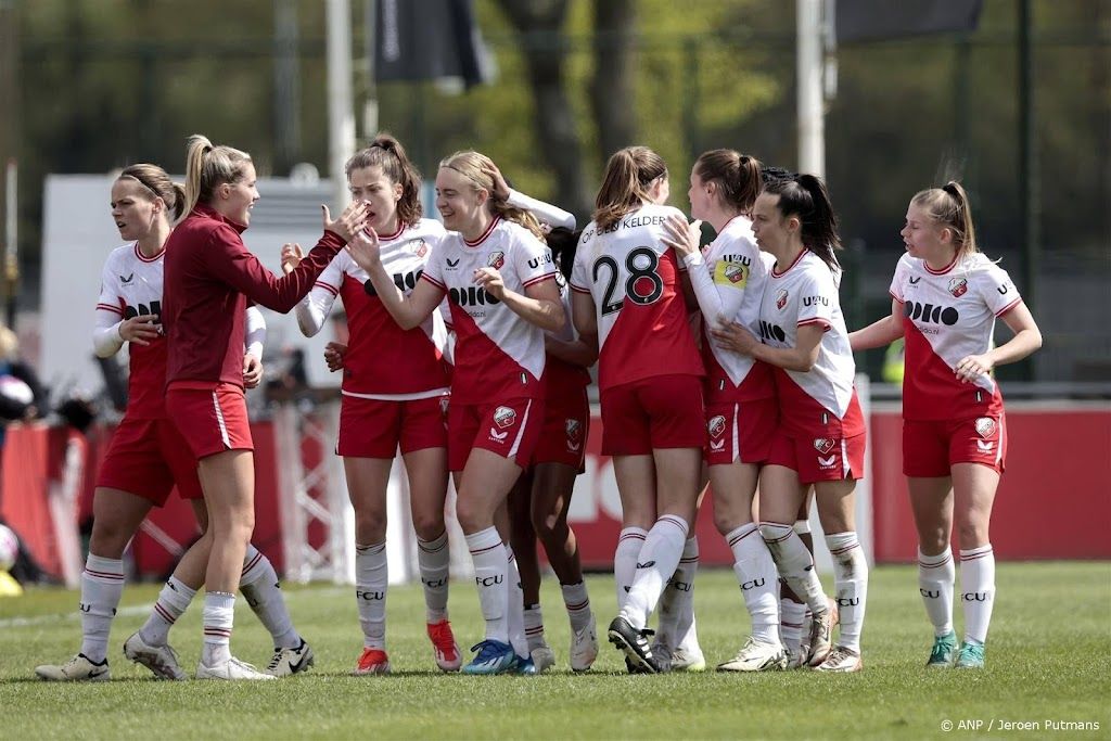 Voetbalsters FC Utrecht weer medekoploper na zege bij Feyenoord