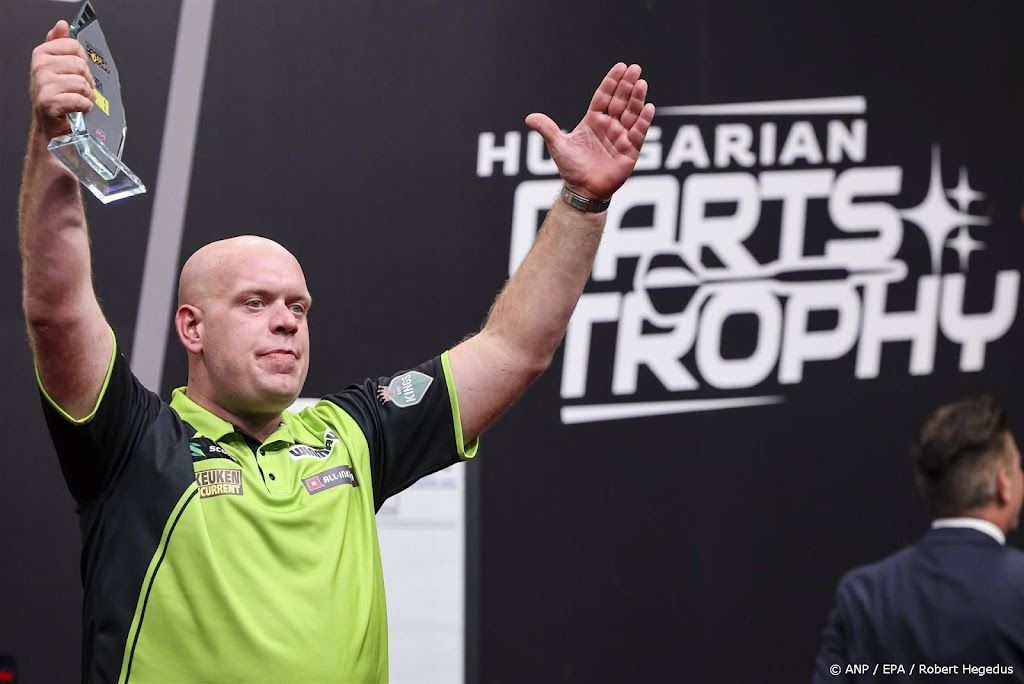 Darter Van Gerwen herstelt zich van afgang met winst in Wigan