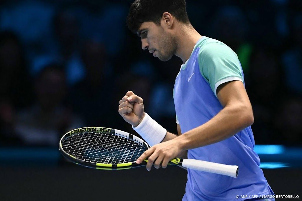 Tennisser Alcaraz hard onderuit tegen Ruud bij ATP Finals