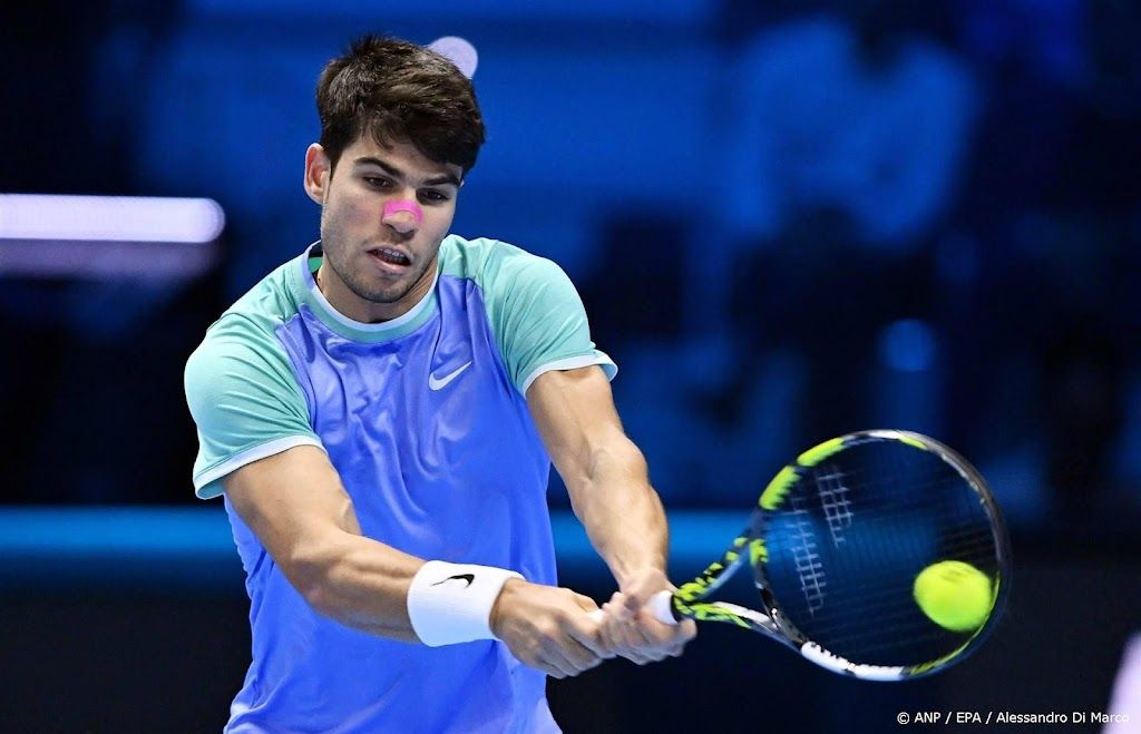 Niet fitte Alcaraz boekt belangrijke ATP Finals-zege op Roeblev