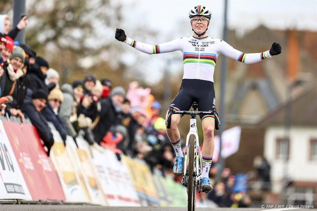 Van Empel soleert naar winst in eerste wereldbeker veldrijden