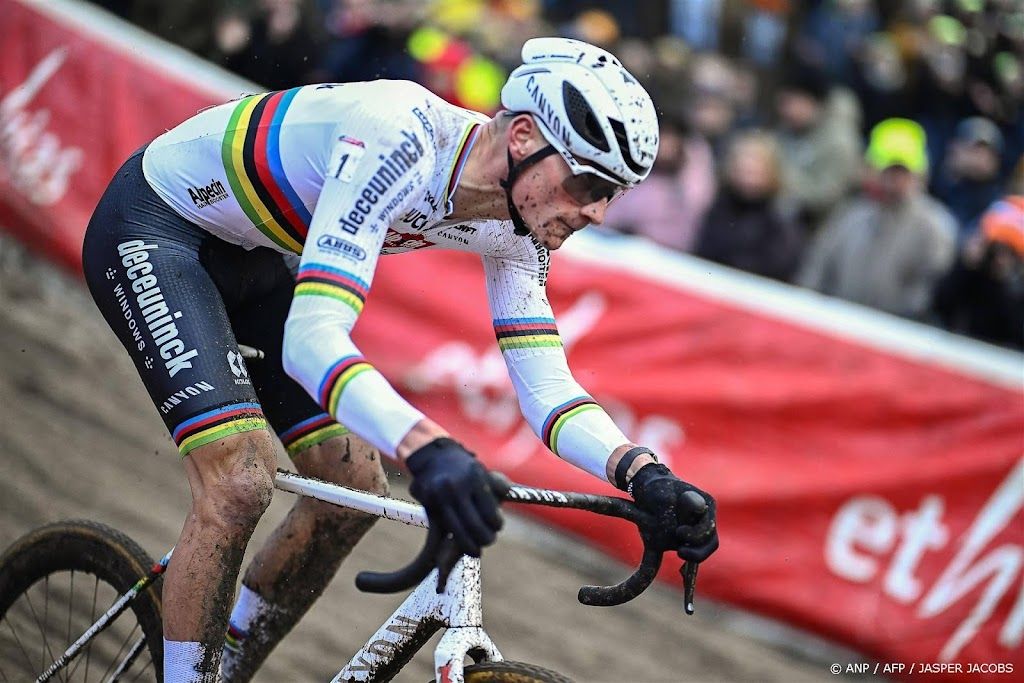 Van der Poel wint na rentree als veldrijder ook tweede cross