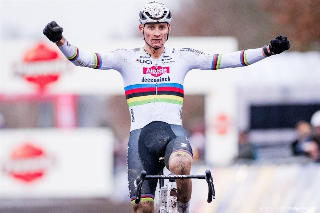 Van der Poel heerst ook bij eerste crossduel met Van Aert