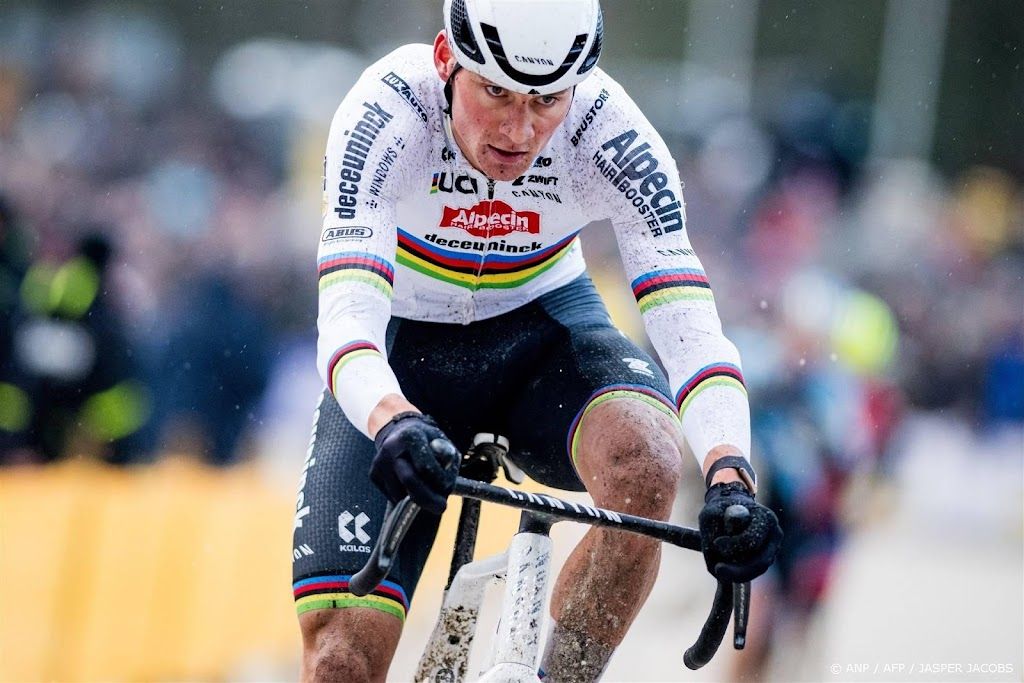 Van der Poel mist veldrit in Baal door ribblessure