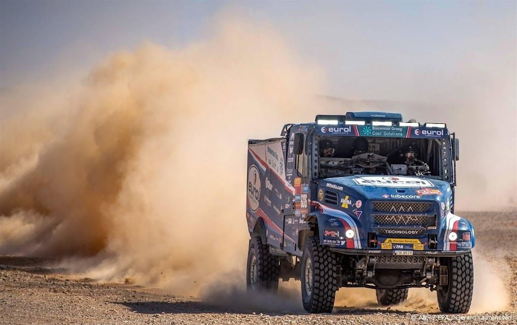 Trucker Van den Brink verliest tijd in strijd om plek twee Dakar