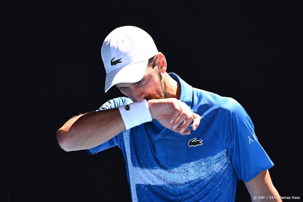 Djokovic geeft in halve finale Australian Open geblesseerd op