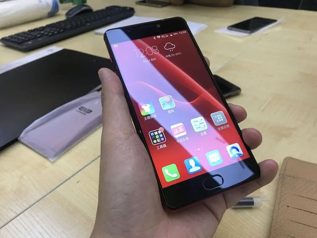 Elephone P8 looks quite fancy in the extravagant red variant