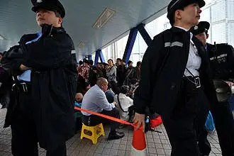 Over 3000 People Are Waiting For The iPhone 4S in Hong Kong!