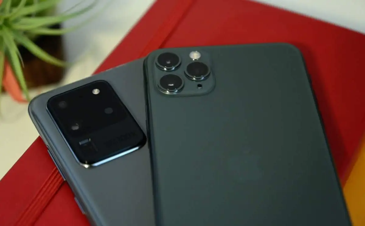 The iPhone 11 Pro Max has a better battery life than the Galaxy S20 Ultra