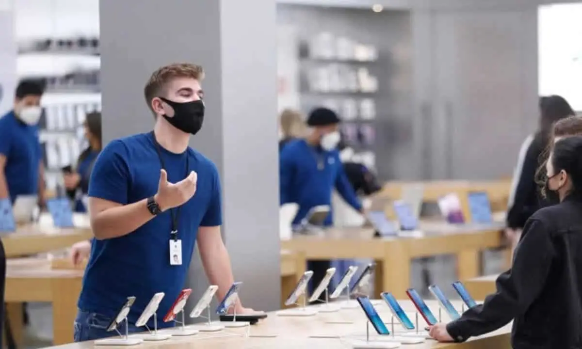 Apple Increases Payments For Corporate and Retail Workers