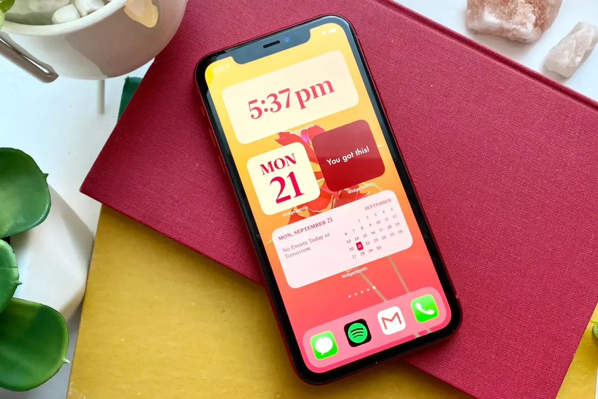 How to re-arrange the iPhone desktop widgets - beautiful and practical