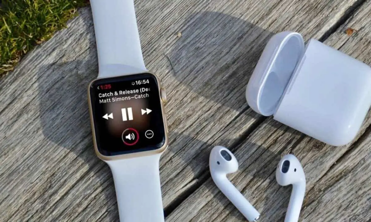 Apple is dominating the Wearable market thanks to AirPods and Apple Watch