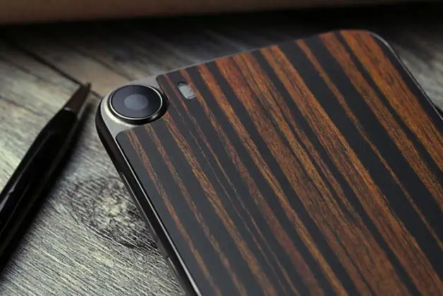 Doogee F3: Here's how it looks with its wooden rear plus carbon and apricot