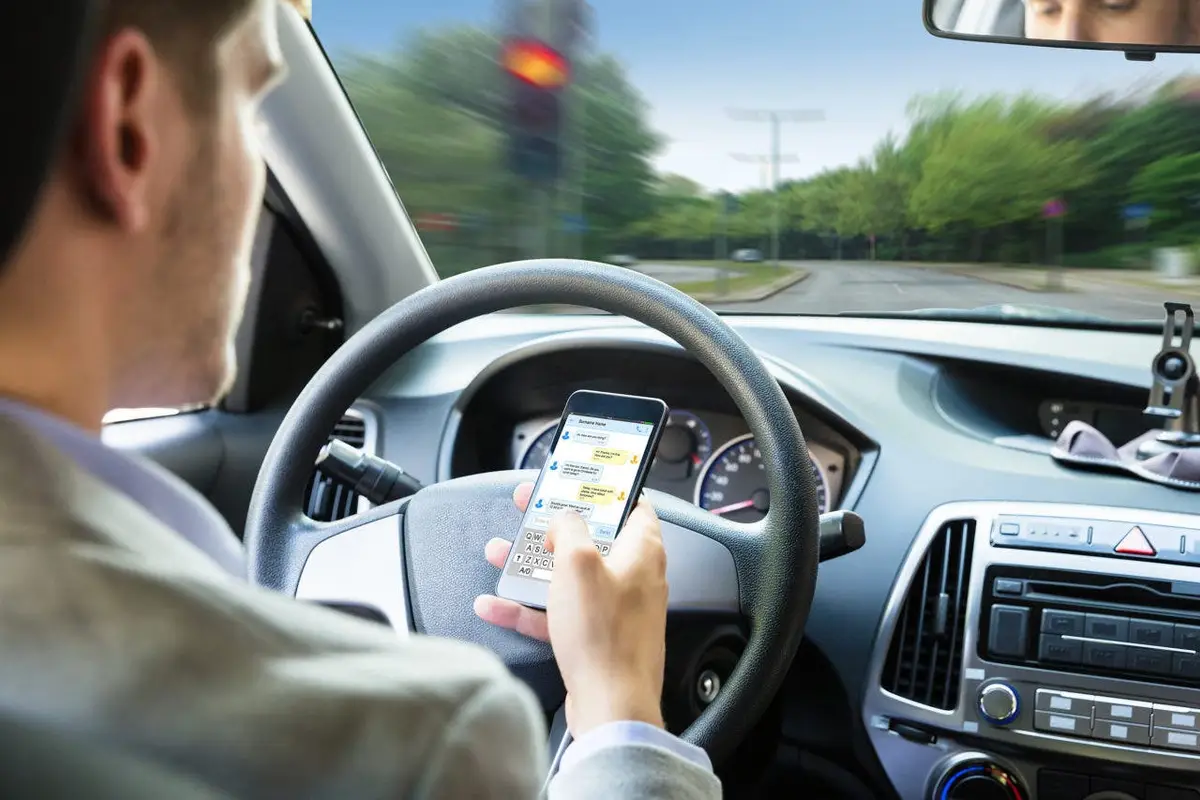 Mobile addicted drivers are more dangerous behind the wheel than drunkards according to a study