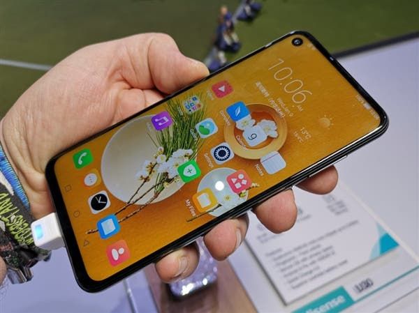 Hisense U30 debut at CES: comes with a punch hole camera and SD675