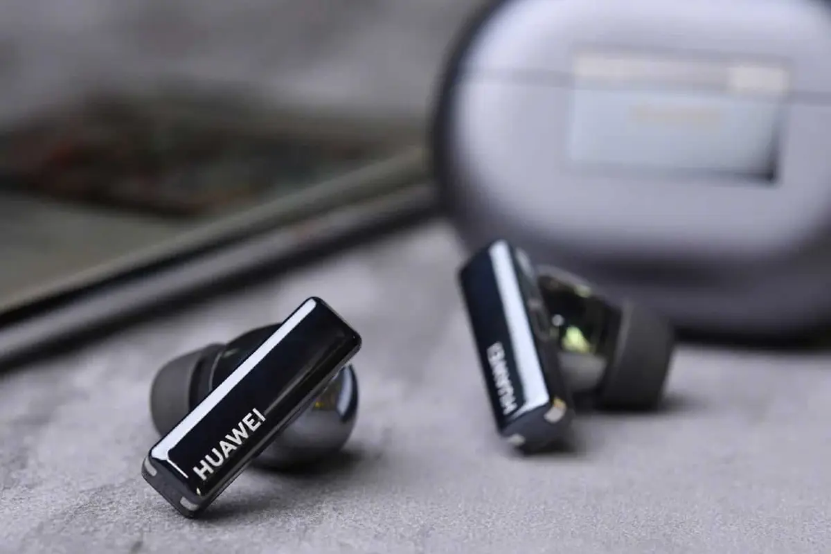 Press renders and live photos of the Huawei FreeBuds Pro has appeared