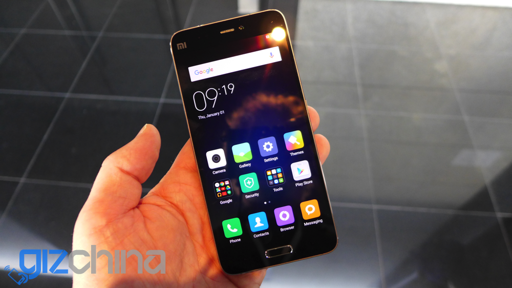 Watch a black Xiaomi Mi 5 being unboxed