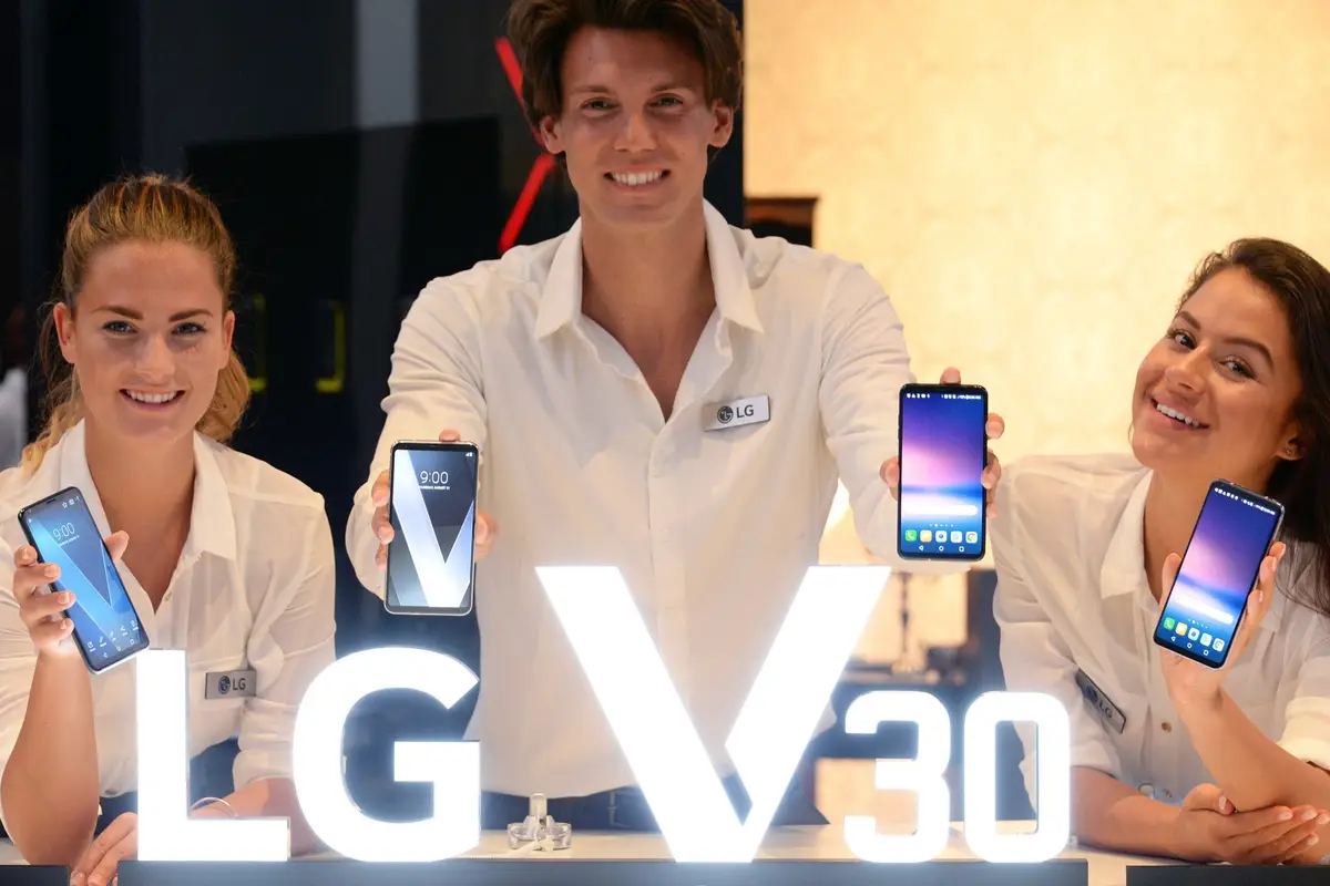A Very "Thin Line" Separates LG V30 & LG V30+
